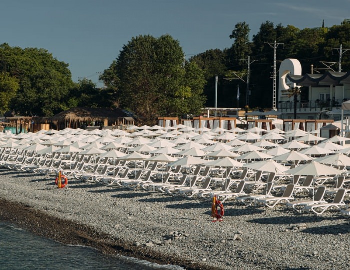 Оборудованный пляж - Комплекс ODISSEYA Wellness Resort / Одиссея Велнес Резорт