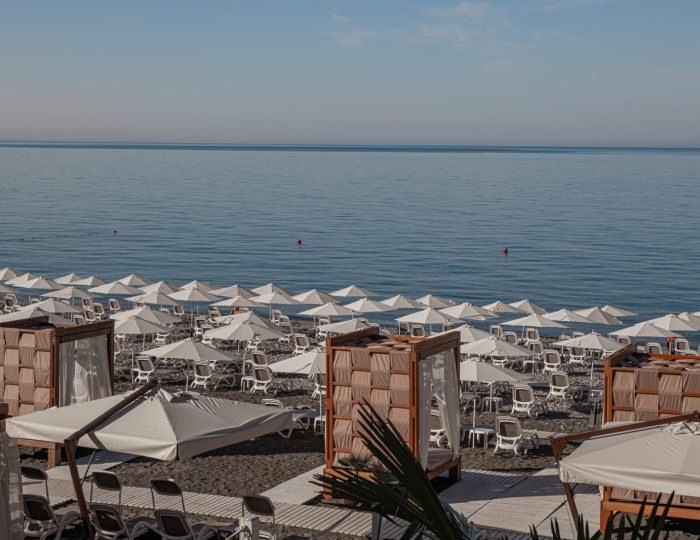 Оборудованный пляж - Комплекс ODISSEYA Wellness Resort / Одиссея Велнес Резорт