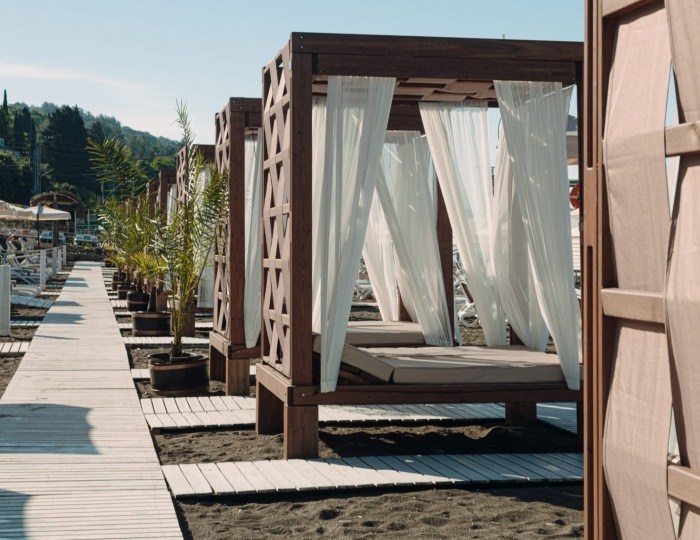 Оборудованный пляж - Комплекс ODISSEYA Wellness Resort / Одиссея Велнес Резорт